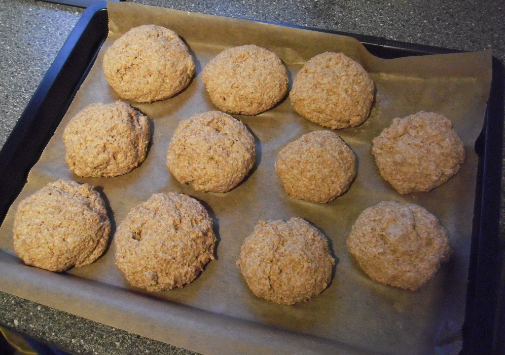 Vollkornbrötchen auf dem Blech