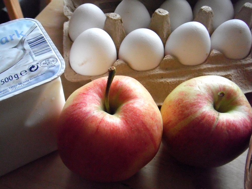 Low-Carb-Lebensmittel Quark, Apfel und Eier