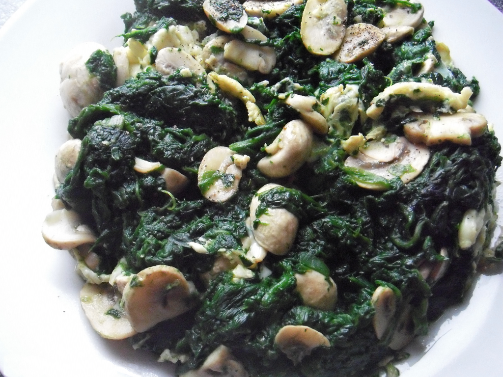 Spinat-Ei-Pfanne mit Champignons. Low-Carb, Low-Fat