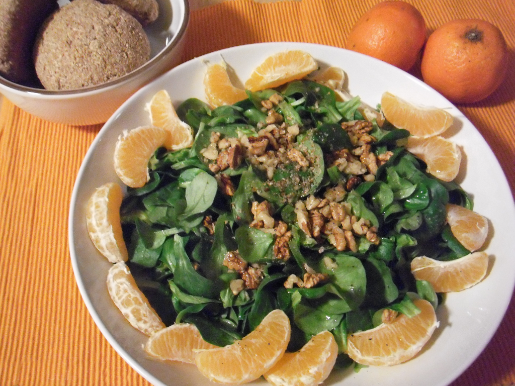 Winterlicher Feldsalat mit Mandarine und Walnuss. Vegan