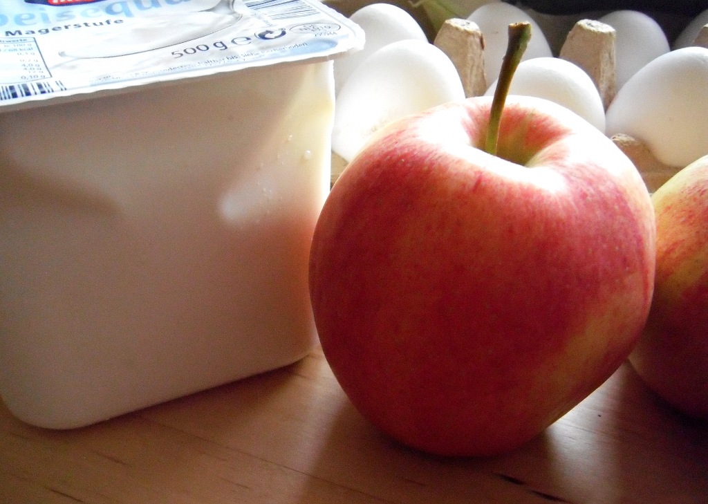 Low-Carb-Lebensmittel Quark, Apfel und Eier