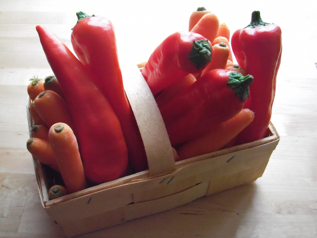Paprika und Möhren in einem Körbchen