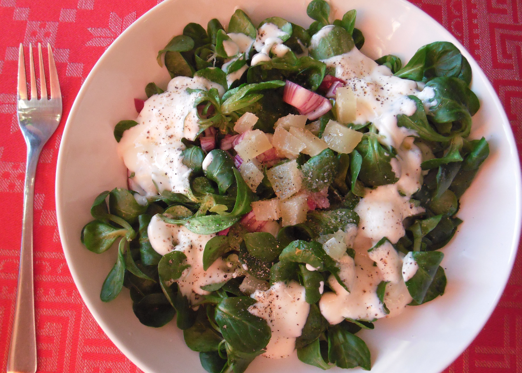 Feldsalat mit Harzer Käse und Sojajoghurt-Dressing. Low-Carb