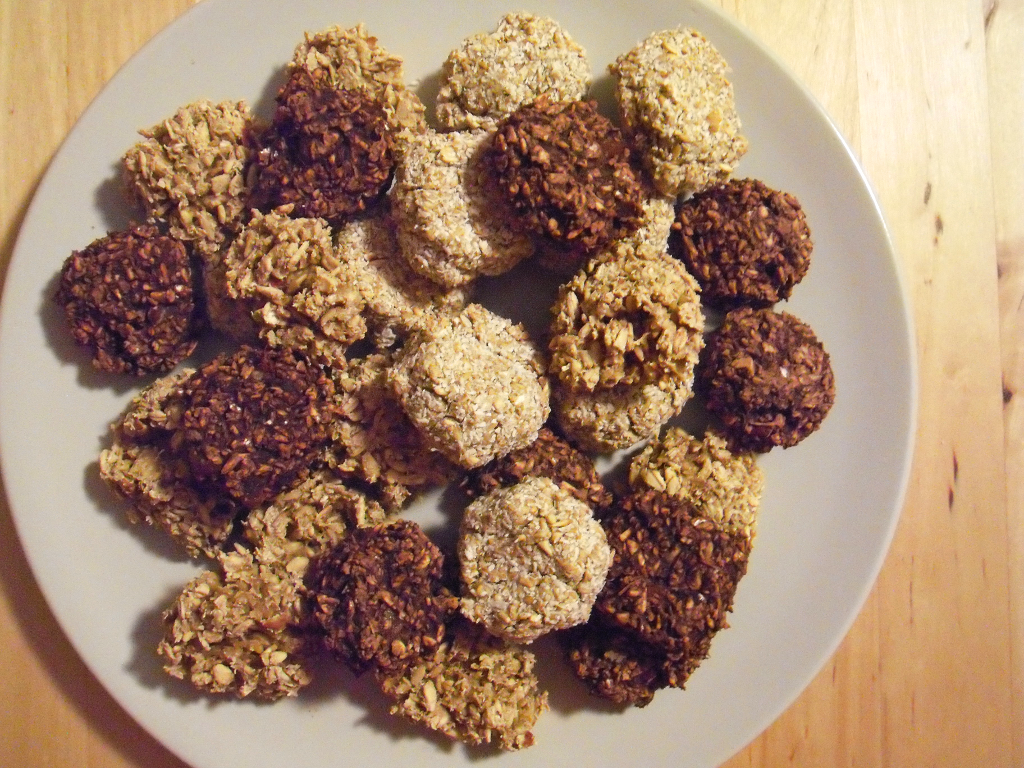 Müsli-Hafer-Kekse in drei Varianten: Apfel-Zimt, Banane-Kokos, Schoko-Dattel