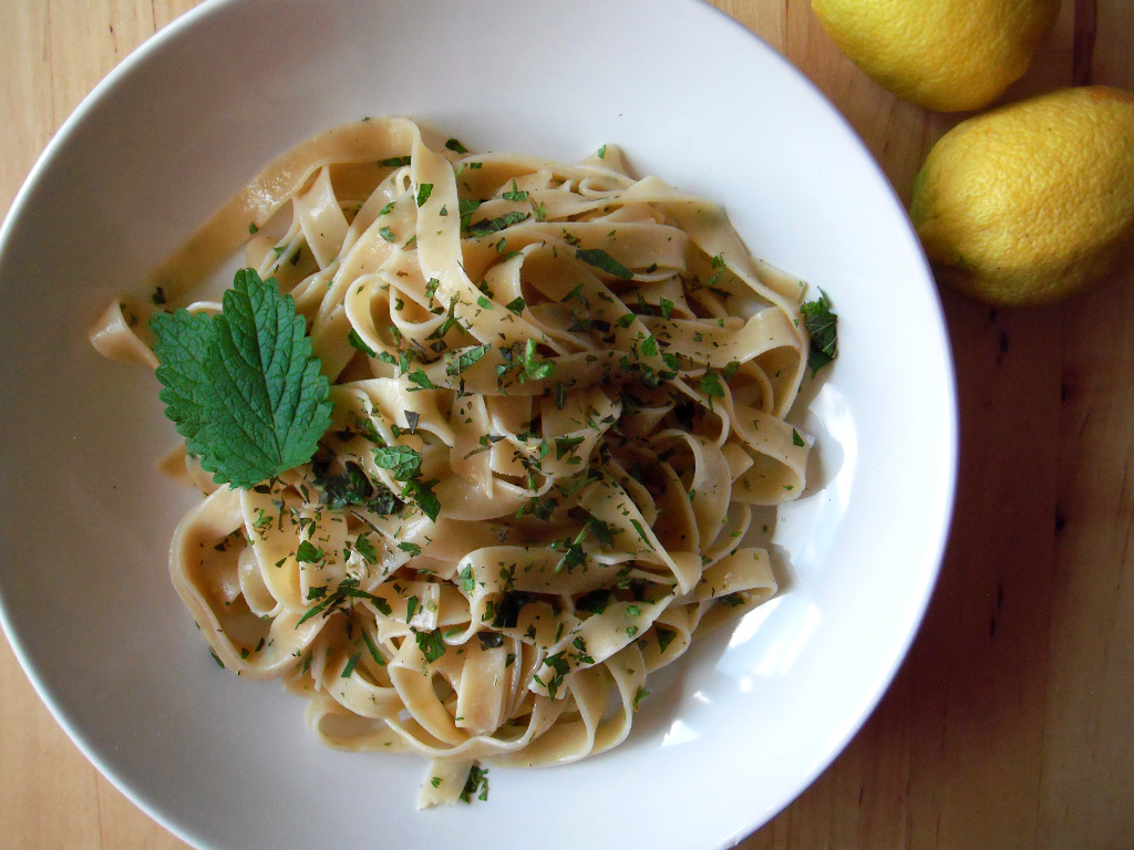 Vegane Zitronennudeln mit Melisse