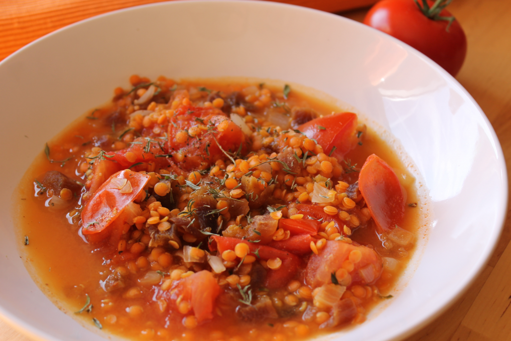 Armenische Linsensuppe mit Tomate und Aprikose | Vegan, Low-Fat