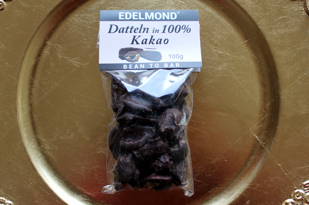 Verpackung Vorderseite Datteln in 100 Prozent Kakao von Edelmond