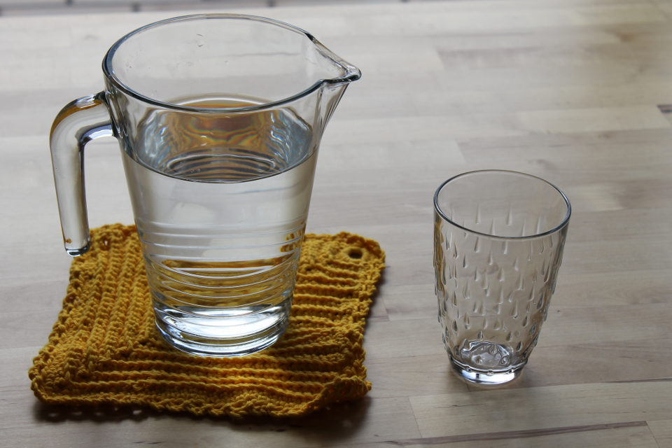 Wasserkaraffe mit Wasser, leeres Glas