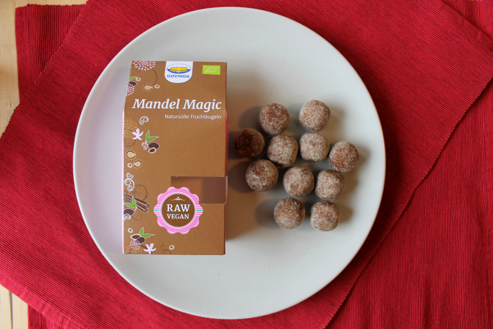 Fruchtkugel "Mandel Magic" von Govinda, links Verpackung, rechts Fruchtkugeln