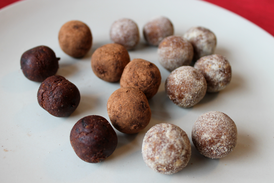 Schokokugeln und Fruchtkugeln von Govinda ohne Verpackung, links Schokokugeln, rechts Fruchtkugeln