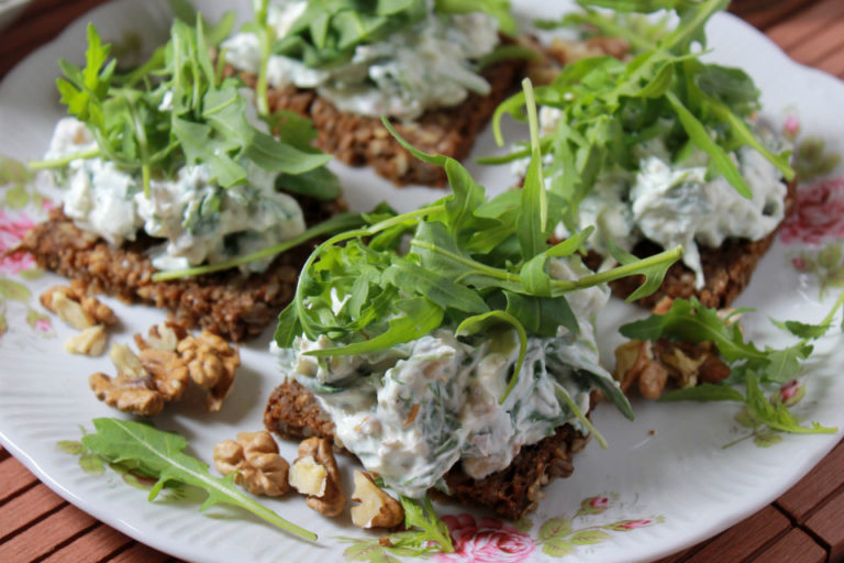 Frischkäse-Aufstrich mit Rucola und Walnuss | Fitte Beere