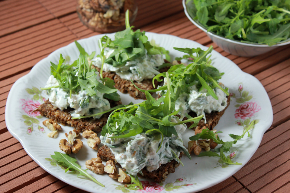 Frischkäse-Aufstrich mit Rucola und Walnuss | Fitte Beere